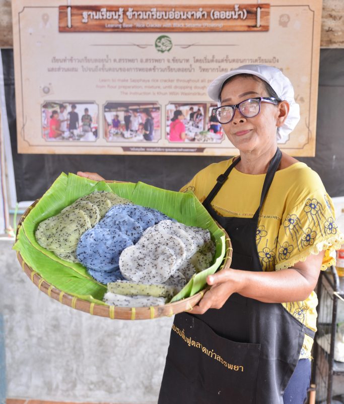 คุณวิลินดา วศินศิริกุล ข้าวเกรียบอ่อนงาดำ(ลอยน้ำ)