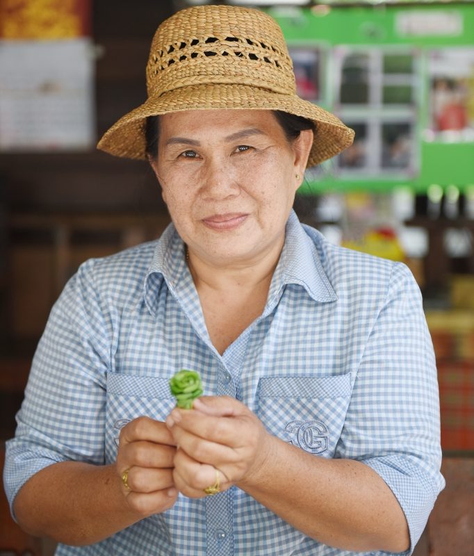 นางสาวอำพร ชื่นจิตร _ สอนทำชาเตยหอมและผัดดอกไม้จากใบเตย