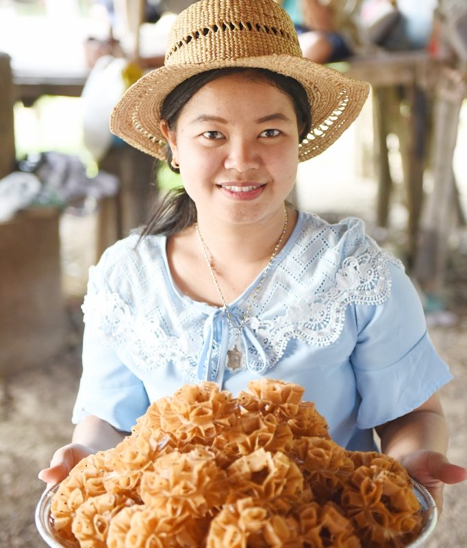 นางสุขฤดี สร้อยทอง _ ปราชญ์ด้านการทำขนมพื้นบ้านขนมดอกจอกขนมทองม้วน